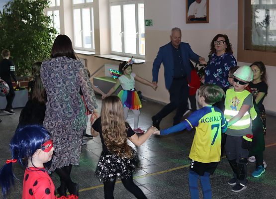 uczestnicy zabawy karnawałowej