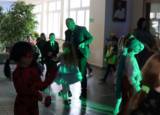 uczestnicy zabawy karnawałowej