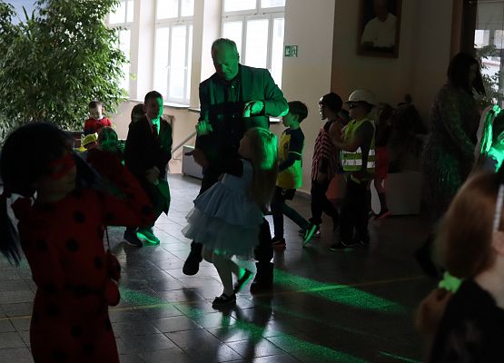 uczestnicy zabawy karnawałowej