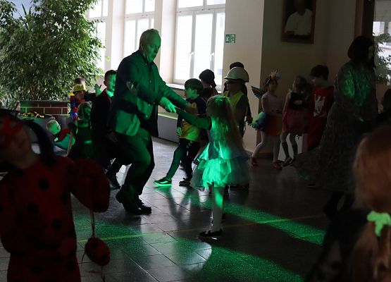 uczestnicy zabawy karnawałowej