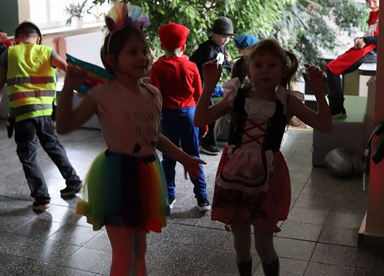 uczestnicy zabawy karnawałowej