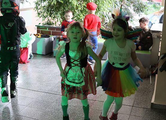 uczestnicy zabawy karnawałowej