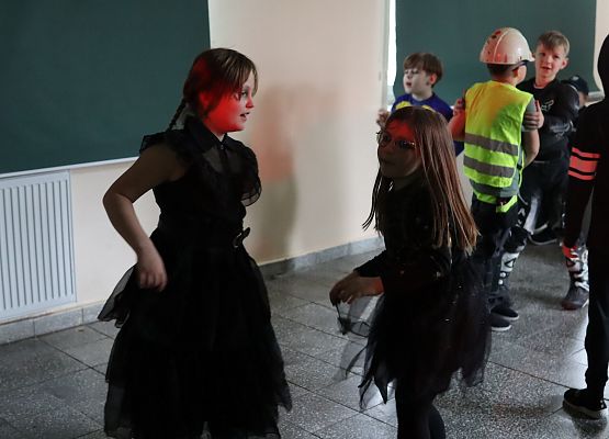 uczestnicy zabawy karnawałowej