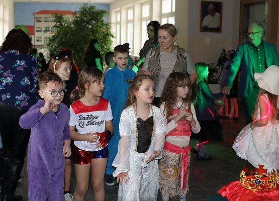 uczestnicy zabawy karnawałowej