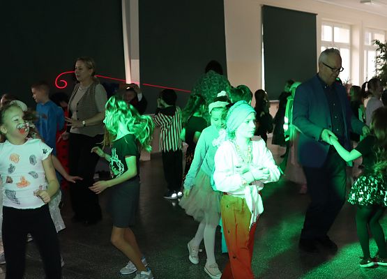 uczestnicy zabawy karnawałowej