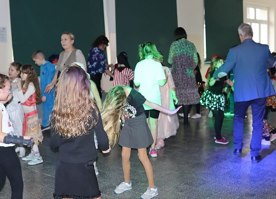 uczestnicy zabawy karnawałowej