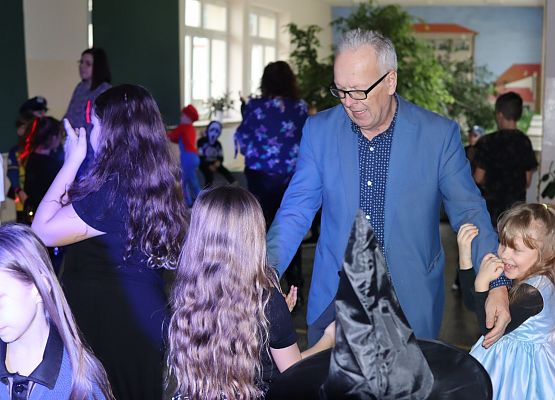 uczestnicy zabawy karnawałowej