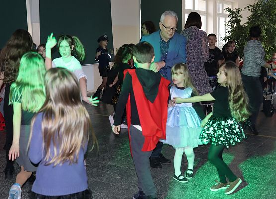 uczestnicy zabawy karnawałowej