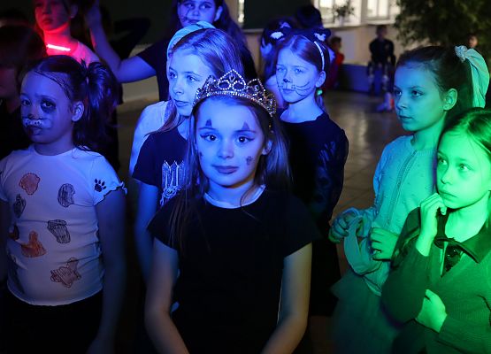 uczestnicy zabawy karnawałowej