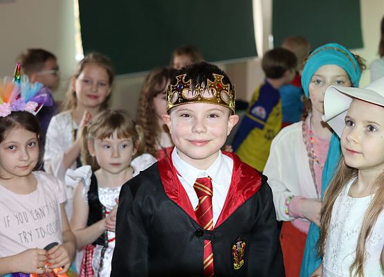 uczestnicy zabawy karnawałowej