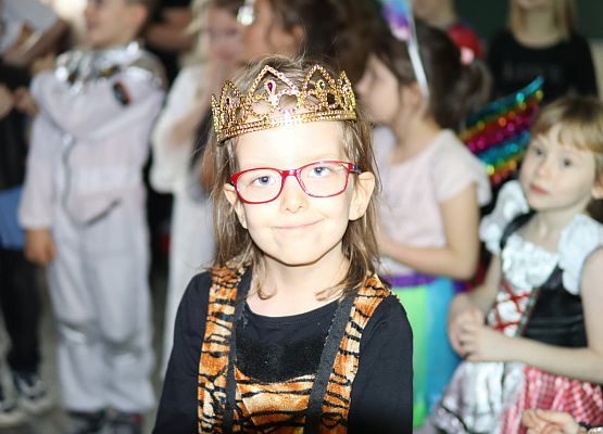 uczestnicy zabawy karnawałowej