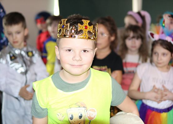 uczestnicy zabawy karnawałowej