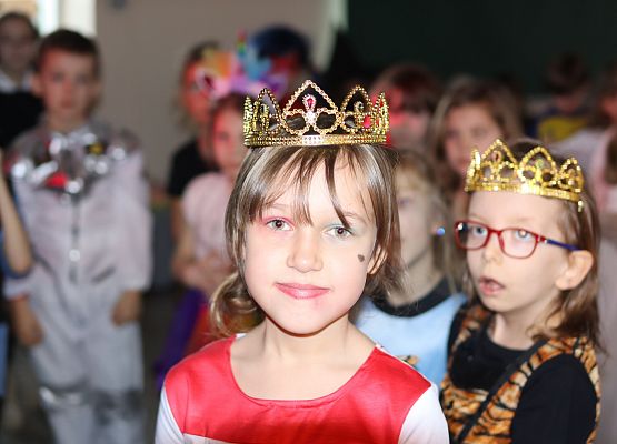 uczestnicy zabawy karnawałowej