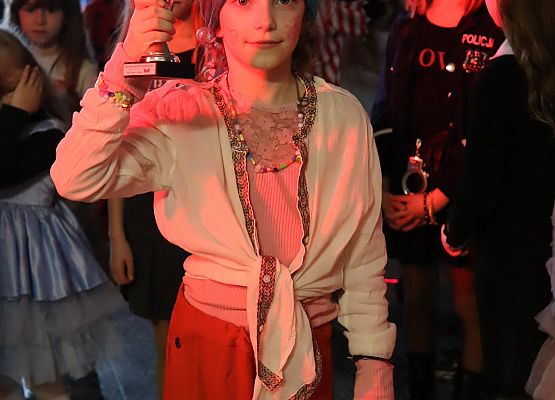 uczestnicy zabawy karnawałowej