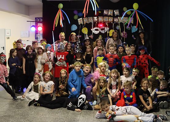 uczestnicy zabawy karnawałowej