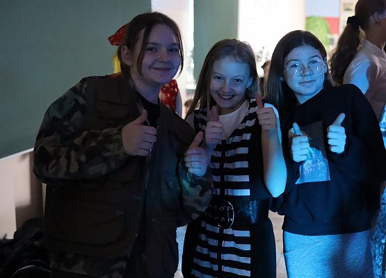 uczestnicy zabawy karnawałowej