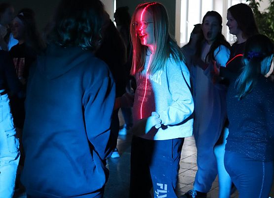 uczestnicy zabawy karnawałowej