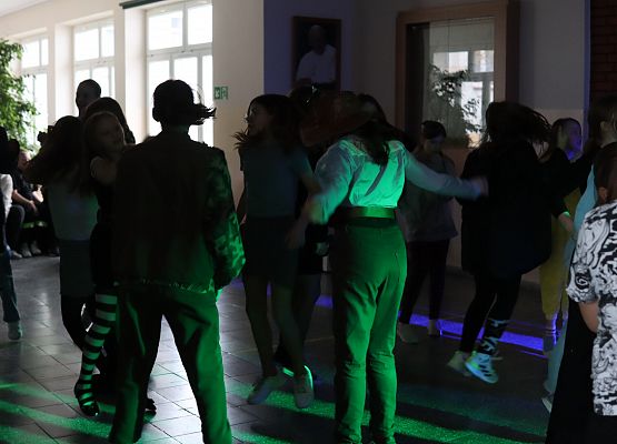 uczestnicy zabawy karnawałowej