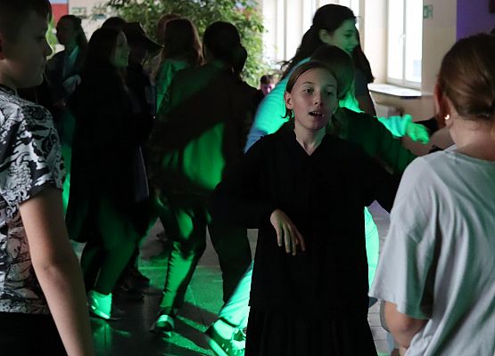 uczestnicy zabawy karnawałowej