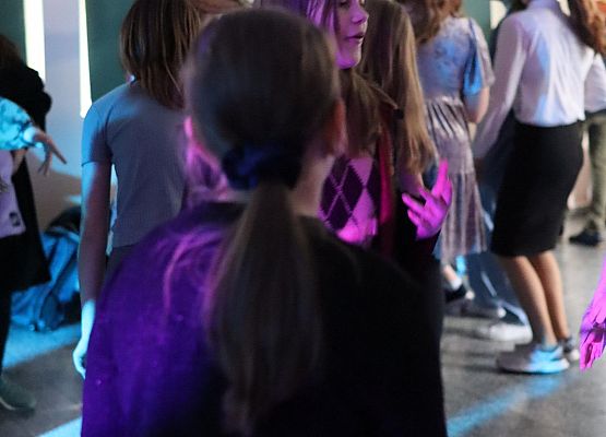 uczestnicy zabawy karnawałowej