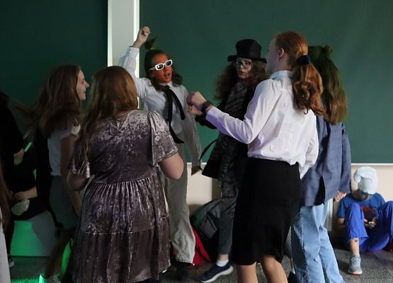 uczestnicy zabawy karnawałowej