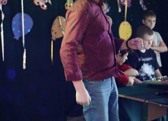 uczestnicy zabawy karnawałowej