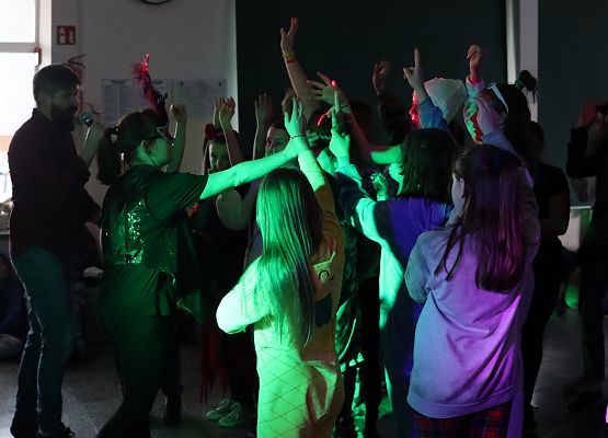 uczestnicy zabawy karnawałowej