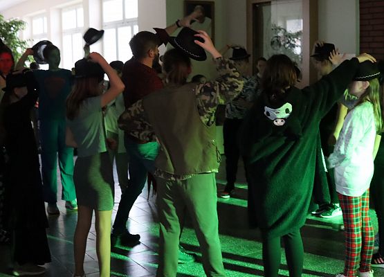 uczestnicy zabawy karnawałowej