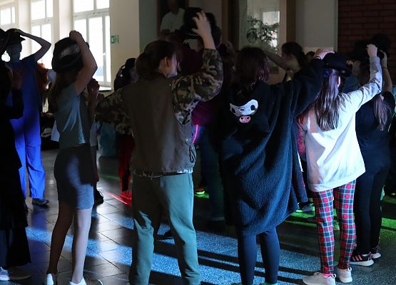 uczestnicy zabawy karnawałowej