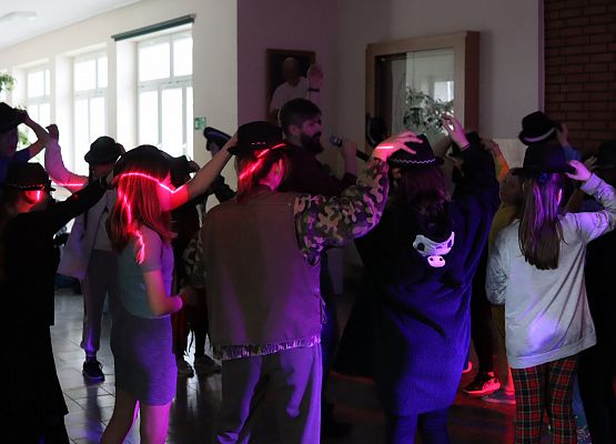 uczestnicy zabawy karnawałowej