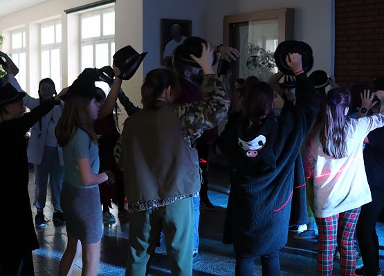 uczestnicy zabawy karnawałowej