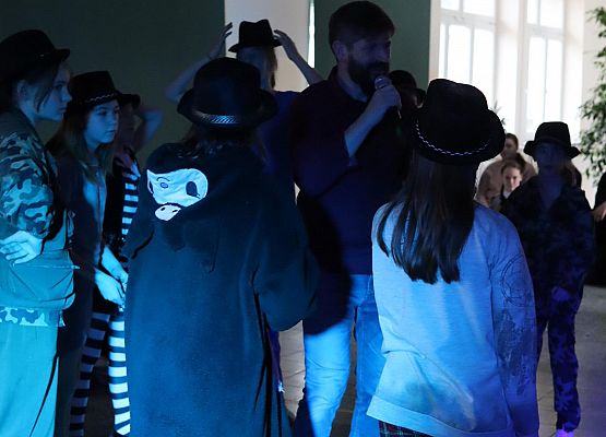 uczestnicy zabawy karnawałowej