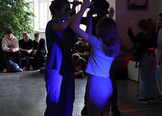 uczestnicy zabawy karnawałowej