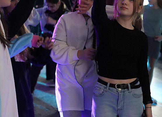 uczestnicy zabawy karnawałowej