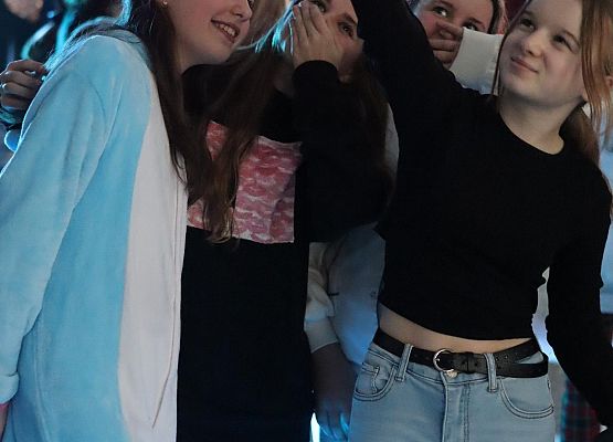 uczestnicy zabawy karnawałowej