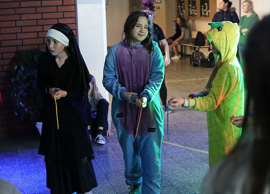 uczestnicy zabawy karnawałowej