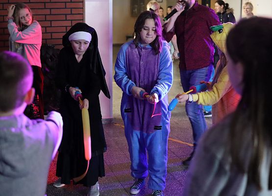 uczestnicy zabawy karnawałowej