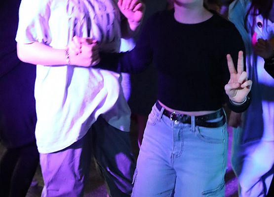 uczestnicy zabawy karnawałowej