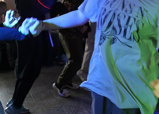 uczestnicy zabawy karnawałowej