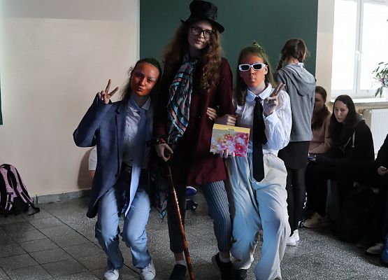 uczestnicy zabawy karnawałowej