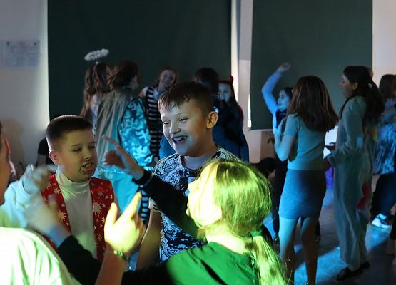 uczestnicy zabawy karnawałowej