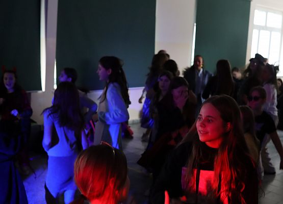 uczestnicy zabawy karnawałowej