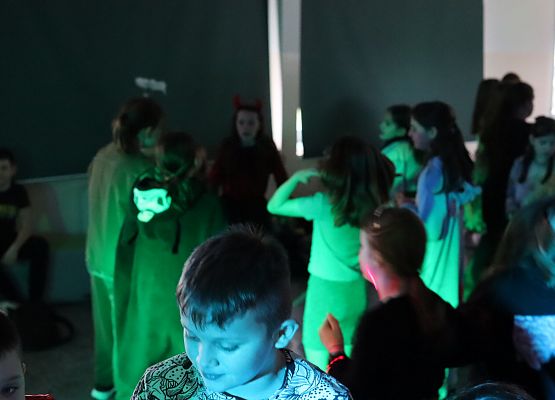 uczestnicy zabawy karnawałowej