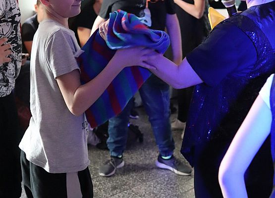 uczestnicy zabawy karnawałowej