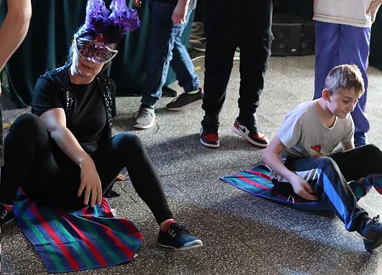 uczestnicy zabawy karnawałowej