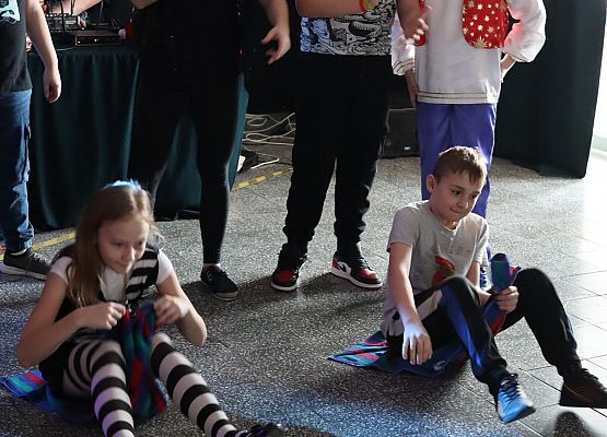 uczestnicy zabawy karnawałowej