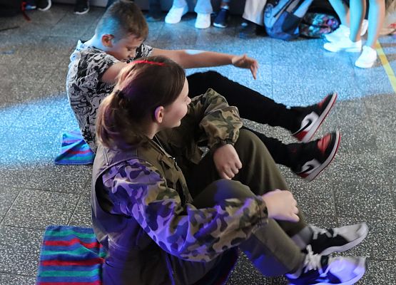 uczestnicy zabawy karnawałowej