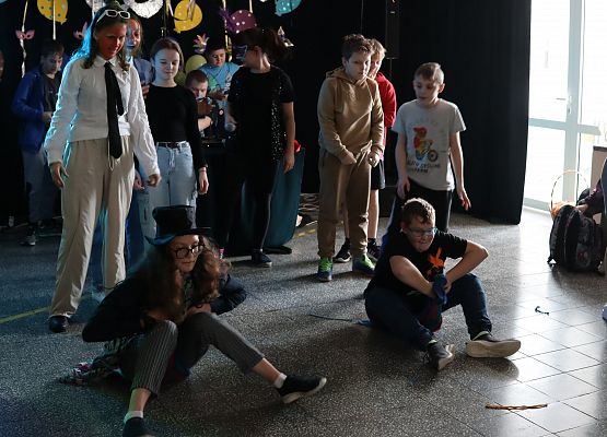 uczestnicy zabawy karnawałowej