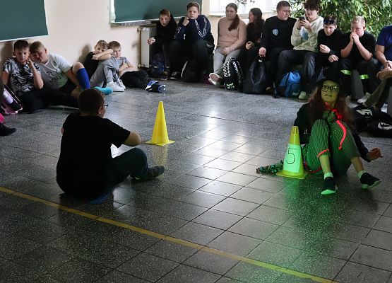 uczestnicy zabawy karnawałowej