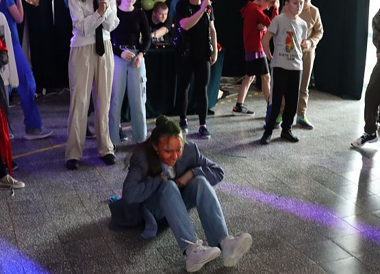 uczestnicy zabawy karnawałowej